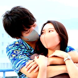 Emuyumi Premium, Couple in Masks Embracing