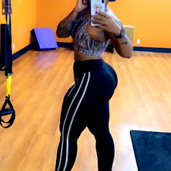 Fitness Enthusiast Iamqueenofhearts in Gym