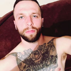 Onlyfans Model Newman, from England - Sharing a Bold and Confident Selfie