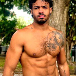 Onlyfans Model Ellis Luck: Chest, Biceps and Tattoos