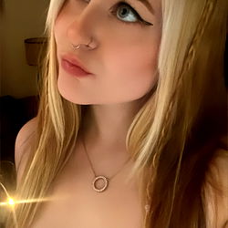 xweed_ fairyx in a Selfie with Blonde Hair and Tattoos