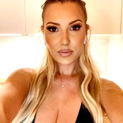 Simonka's Confident Selfie