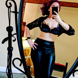 Pearl0Chambers: A Photoshoot in a Mirror