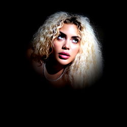 Lumina Adictiva's Alluring Expression