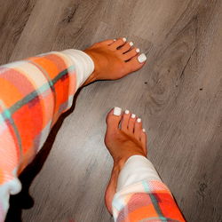 Onlyfans Model Pose in Colorful Plaid Jumpsuit