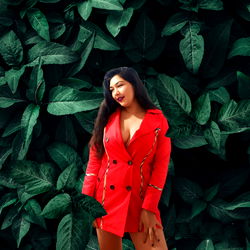 Niaperez_oficial posing with lush green leaves as a backdrop