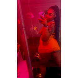 HONI 🍯 - Intimate Moment Captured in Farr