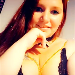 Anna Banana: Onlyfans Model in Bikini Ad