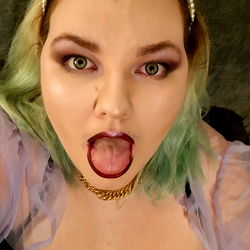 Rowan, the Gothic Glamour Queen from Under your Bed