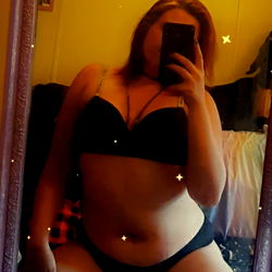 Model Marie in a mirror selfie