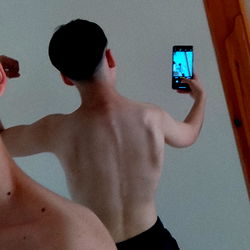 OnlyFans Model Icarus Shows Off His Rear Muscles in Mirror