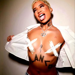 OnlyFans Model Klondike Blonde Posing in Tattooed Style