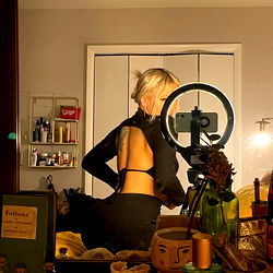 Mango in a Mirror, Studio Shot