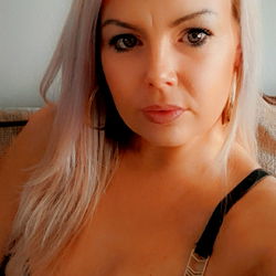 Kellyxxdom, 29 year old female