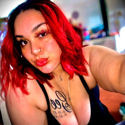 Stylish Lee🍒 Posing for a Selfie