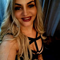 Chiara Plyn - OnlyFans Model