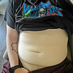 VetDaddy's Midsection Exposed in Onlyfans Model Photo