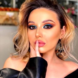 Elana's Glamourous Look