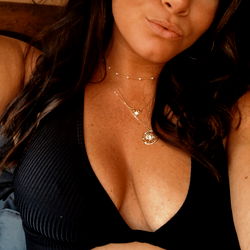 PeachyBrunette: USA, OnlyFans Model