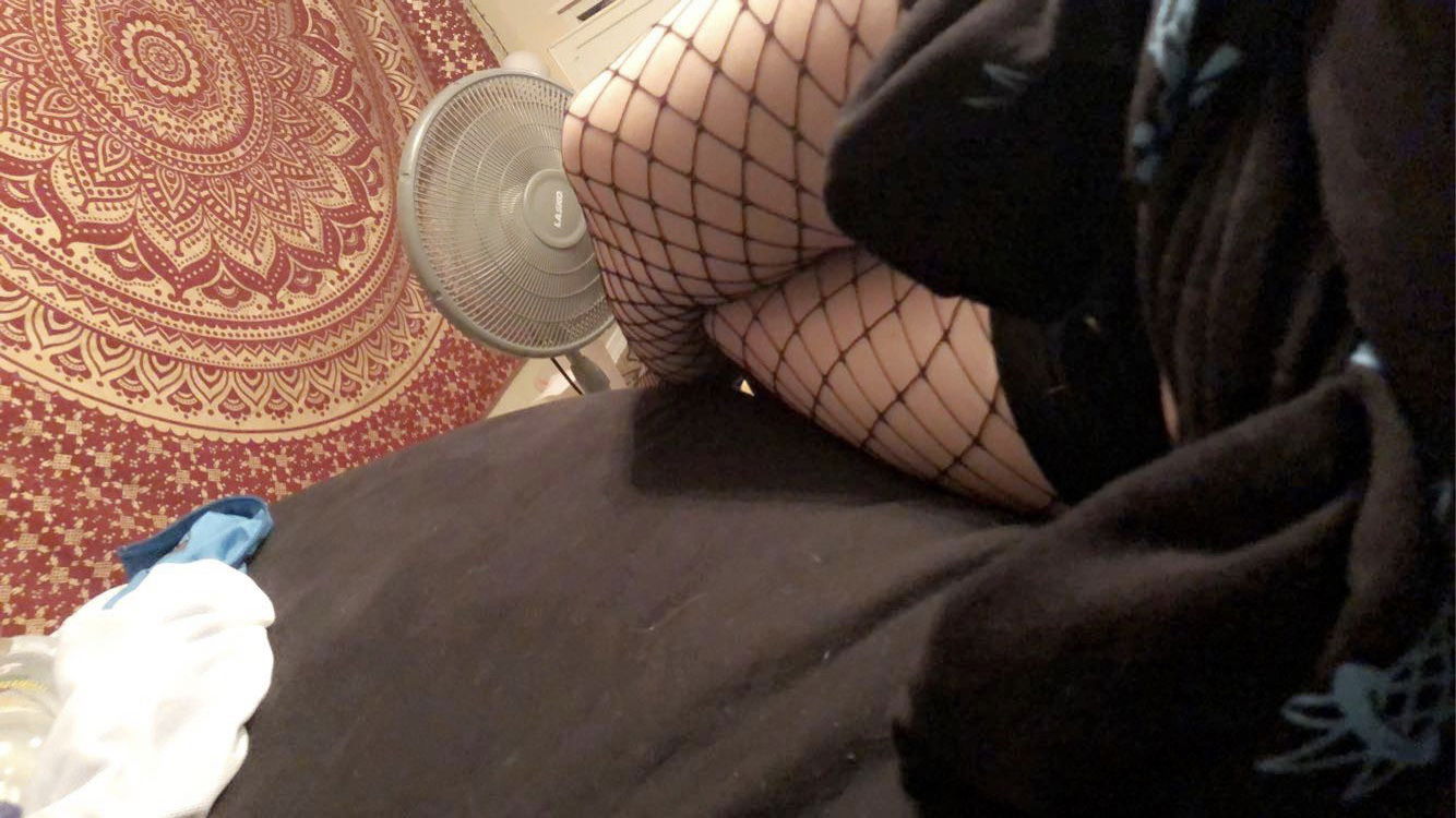 bruised knees baddie photo