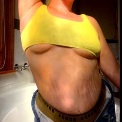 New Zealand Model Amazon Noni Shows Off Her Stomach in Onlyfans Image