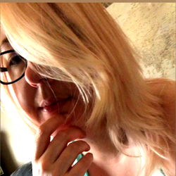 A Playful Pose from OnlyFans Model Luxi