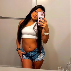 Instagram-Model Poses in Bathroom