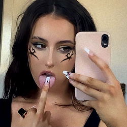 Model Morgy Sharing Intimate Selfie