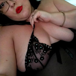 Foxyroxy89 - Adult Model in Lingerie