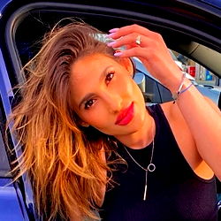 Lola Paradis: A Photoshoot of Elegance and Vitality