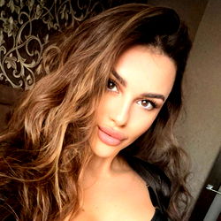 Alice 😍 in a Hot Room