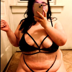 OnlyFans Model DaddysBrattyBaby Showcases Her Giant Size