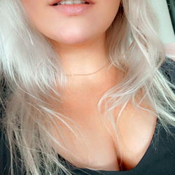 Model Sharing Her Experience with Onlyfans