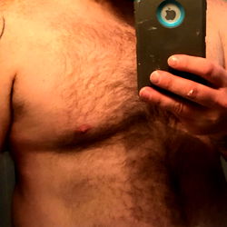 Thick chub model takes a mirror selfie