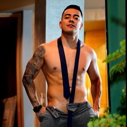 Anderson Quiroz: Bodybuilder Showcases Physique in Tight Fit Clothes