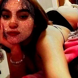 OnlyFans Model Fernanda Álvarez's Glamorous Selfie