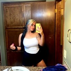 Onlyfans model Ray taking a mirror selfie in her bathroom