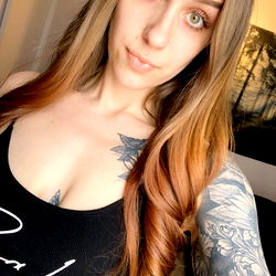 OnlyFans Model Johnna Moore Poses for a Selfie