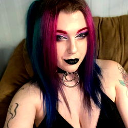 Roxxi Diamond: A Striking Newfoundland Model on OnlyFans