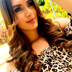 Onlyfans Model Kelly Uribe Pose