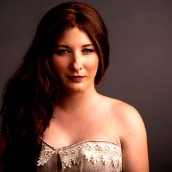 Naomi, a captivating model from Pardubice