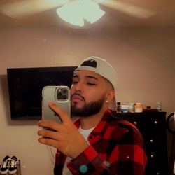 Issx, a model for Onlyfans, is seen taking a selfie in a mirror