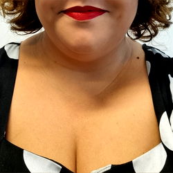 Fashionable Moment with Zu Canelas - A Portrait of Style and Comfort