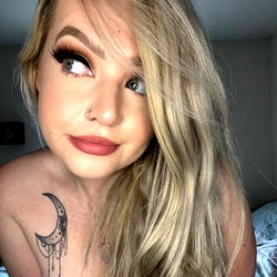 Model Laynee Posing for a Selfie