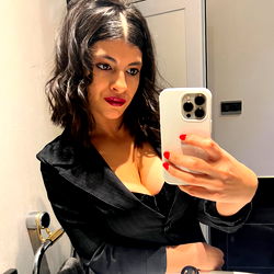 XAntonela in a Chic Business Look