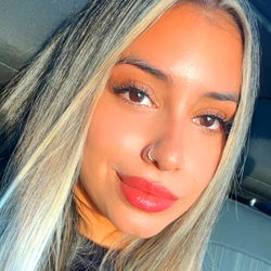 Onlyfans Model Lulu Amoret: Stylish, Confident, and Exuding a Vibe of Sassiness