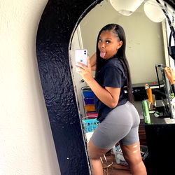 Rose, 25-year-old OnlyFans Model Posed in Gym Mirror