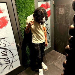 Deucé in the Restroom