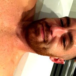 East Midlands Model Shares a Bathroom Mirror Moment