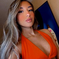 Model Profile: bbygirl - Orange Bikini Shoot